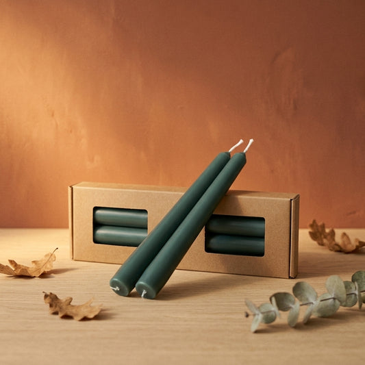 Pack of 4 green taper candles with their kraft box, dried oak leaves and eucalyptus